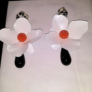 Acrylic Flower Drop Earrings White Flowers Large Lightweight Pretty Unique NEW